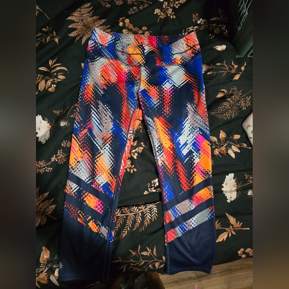 Athleta Size M Lava Sonar Capri Crop Compression Leggings Multicolor Navy